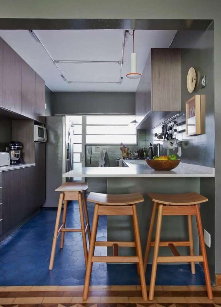 53. A cozinha azul pode manter a neutralidade na maior parte do ambiente e deixar o azul para o piso – Foto: Ideias Decor