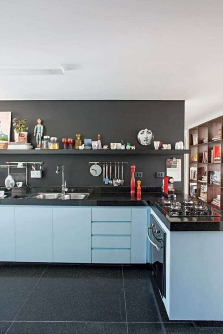 54. Decoração para cozinha planejada azul clara com paredes pretas – Foto: The Holk