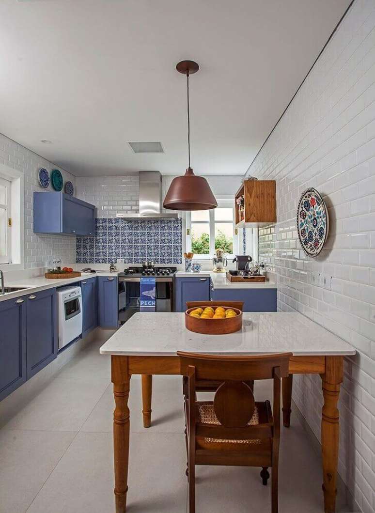 56. Decoração para cozinha azul e branca com subway tile – Foto: Pinterest