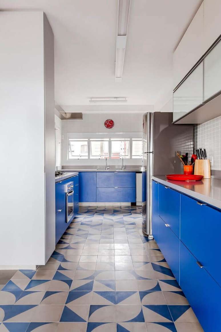 58. Decoração simples com piso colorido para cozinha azul e branco – Foto: Gigantic Forehead