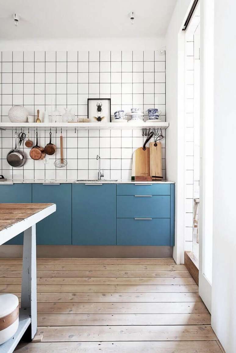 60. O armário de cozinha azul com design mais clean e moderno também combina muito com um estilo de decoração mais simples – Foto: Trendnet