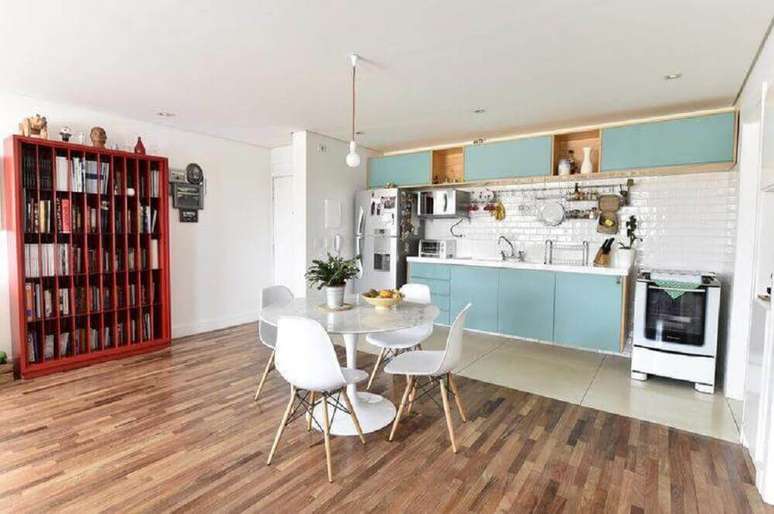 61. Decoração simples para cozinha azul e branco integrada com sala de jantar – Foto: Carla Cuono