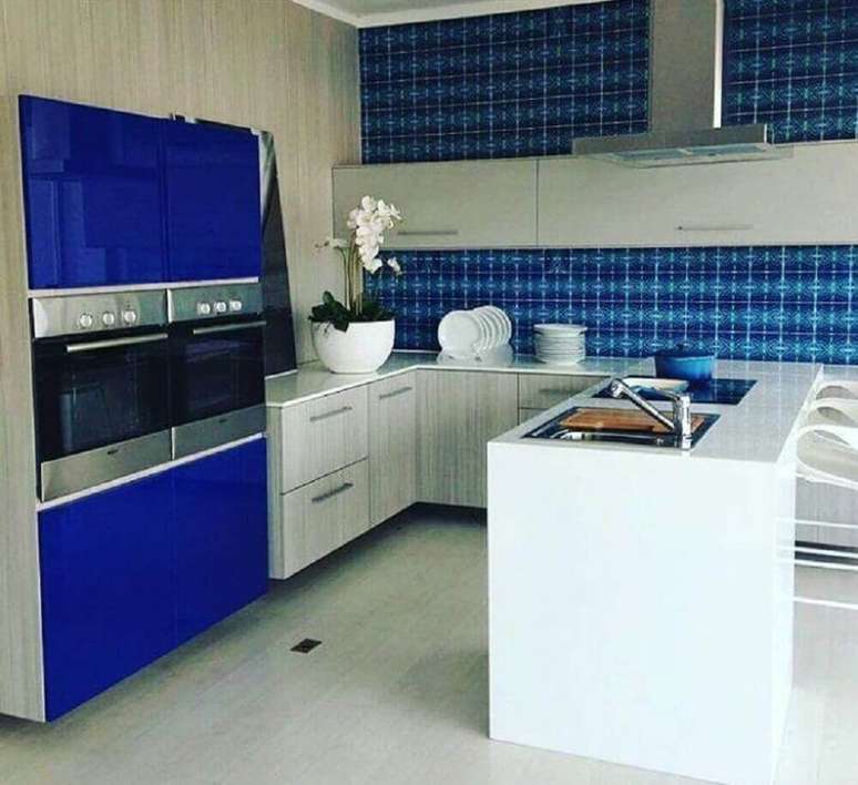 59. Modelo simples de armário de cozinha azul – Foto: Luciana Marinheiro Arquitetura