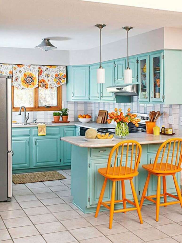 4. Decoração com estilo retrô para cozinha planejada azul com banquetas laranja – Foto: The Holk