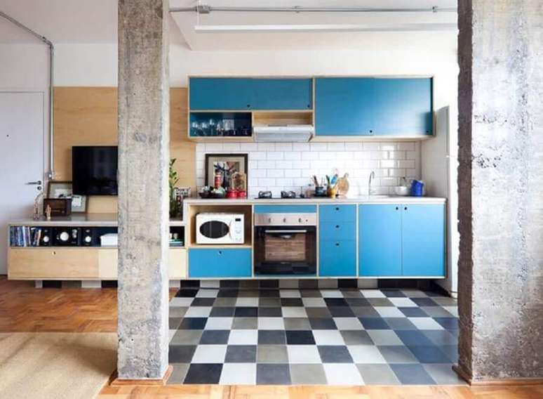 64. Decoração simples para cozinha azul turquesa com piso xadrez – Foto: The Holk