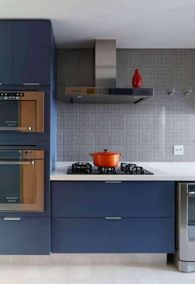 65. Modelo de armário de cozinha azul com design moderno – Foto: Diseno Interior