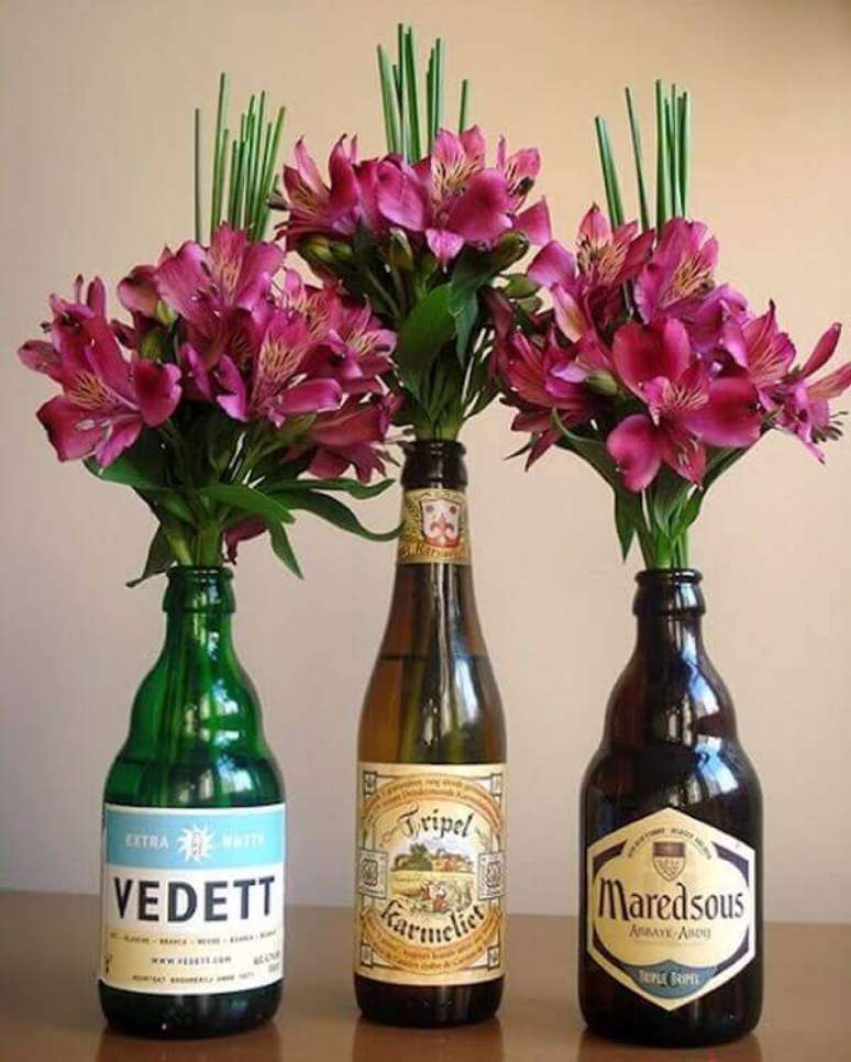 42- As garrafas de cervejas servem de vasos para arranjos de flores. Fonte: We Share Ideas