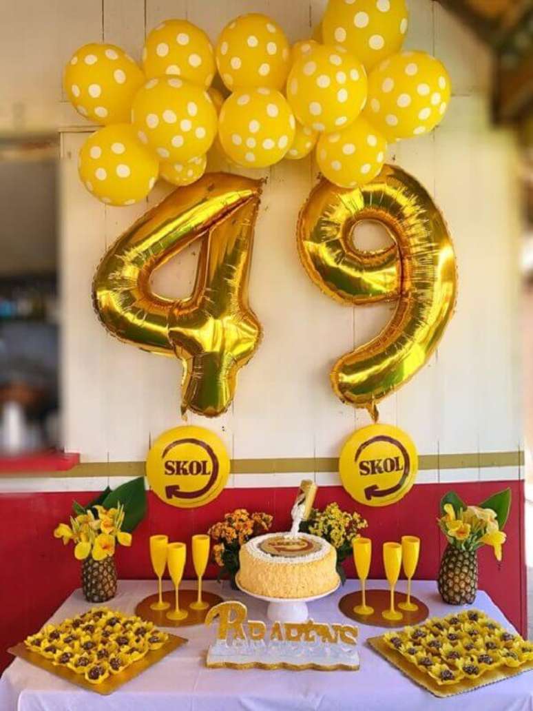 65- Na decoração festa boteco simples foi utilizado balões, forminhas e confeitos na cor amarela. Fonte: Pinterest