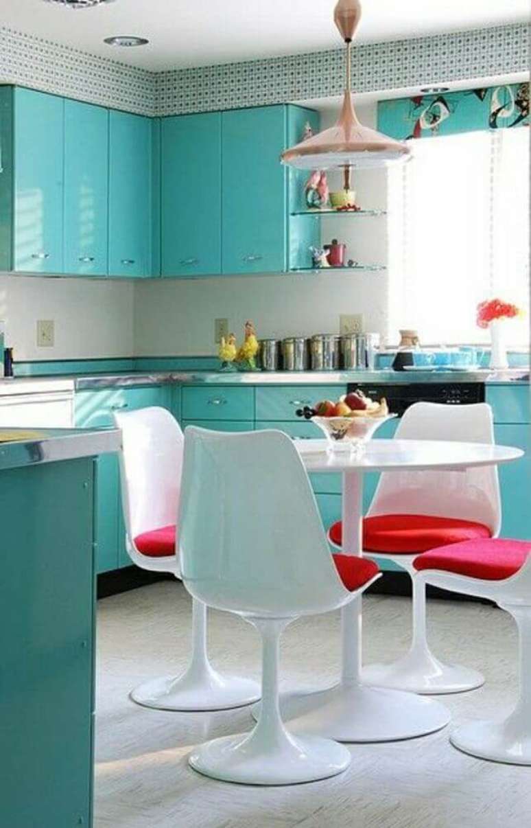 67. Decoração simples com armário para cozinha azul turquesa – Foto: Samantha Pattillo