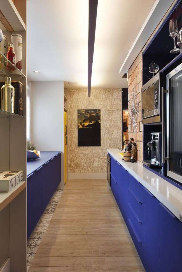 68. A parede de tijolinho deixou a cozinha planejada azul com um toque mais aconchegante – Foto: Assetproject