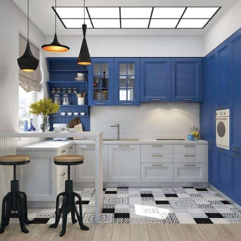 69. Modelo de armário de cozinha planejada azul e branco com estilo clássico – Foto: Tatarintseva Design