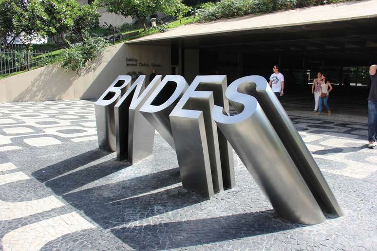 Entrada do prédio onde funciona a sede do BNDES, no Centro do Rio de Janeiro (RJ), na Avenida Chile