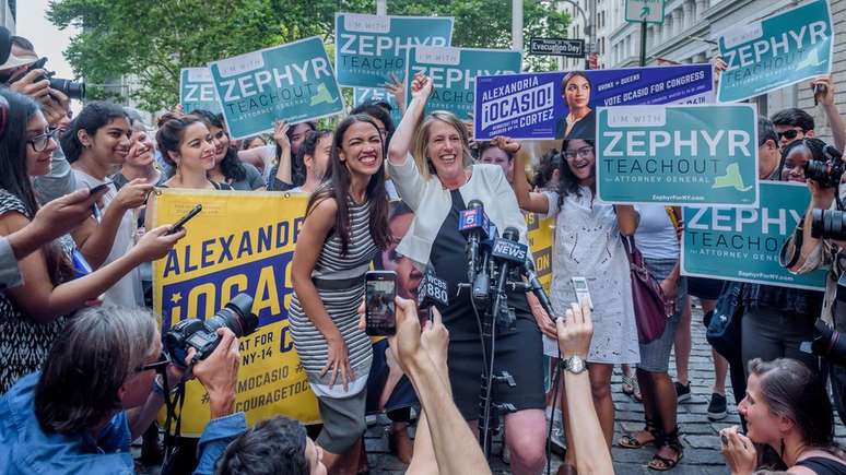 Alexandria Ocasio-Cortez (de vestido listrado) participa de ato de apoio à candidatura de Zephyr Teachout (ao lado) à Procuradoria-Geral de Nova York