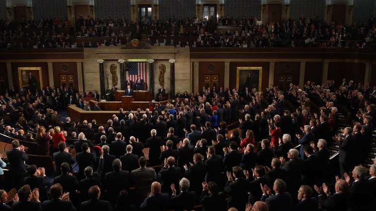 Você consegue encontrar uma fila com mais de duas mulheres durante discurso de Trump no Congresso americano?