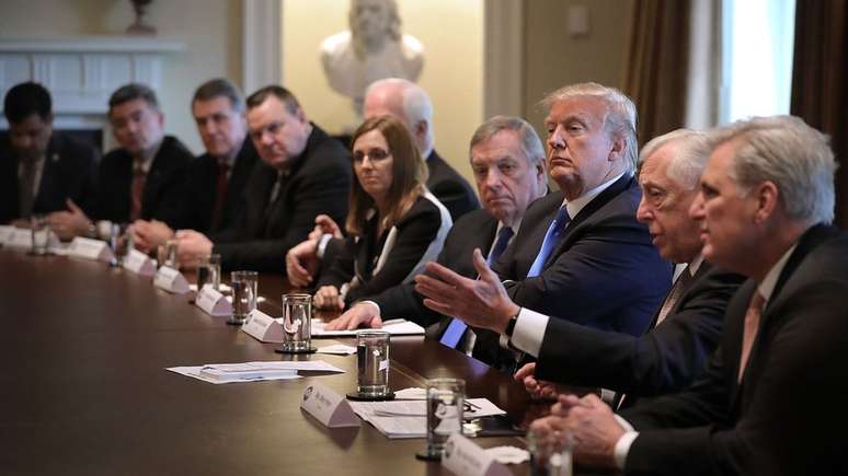 Martha McSally aparece à mesa com Donald Trump e outros deputados homens; a republicana tem trajetória de luta contra a discriminação de gênero