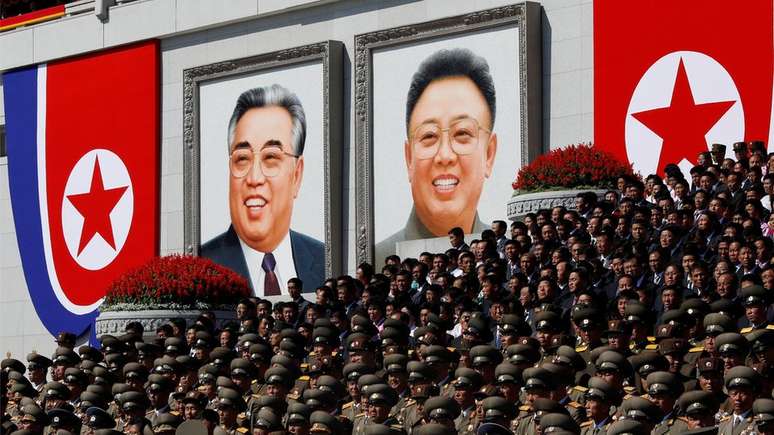 Retratos de Kim Il-sung e Kim Jong-il estão espalhados por todas as cidades norte-coreanas