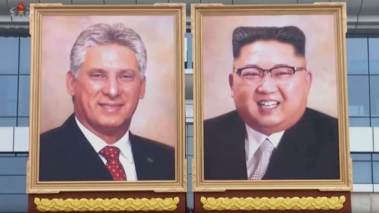 Primeiro retrato de Kim Jong-un (à dir) foi exibido ao lado do feito em homenagem ao presidente cubano, Miguel Díaz-Canel