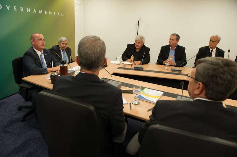 Onyx Lorenzoni (esq.) comanda a reunião com equipe de transição do novo governo
