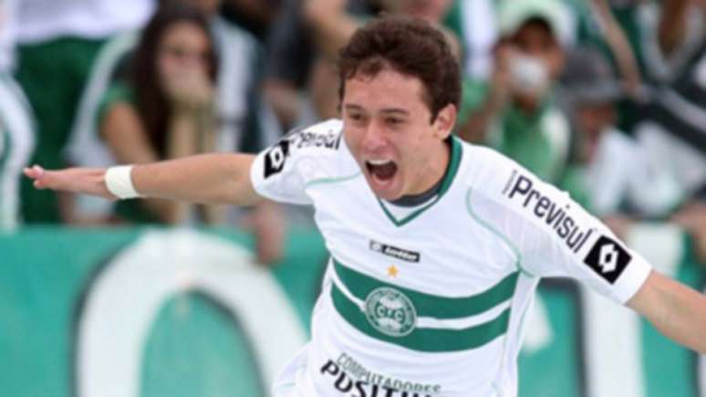 Keirrison despontou no Coritiba e depois teve boa passagem pelo Palmeiras