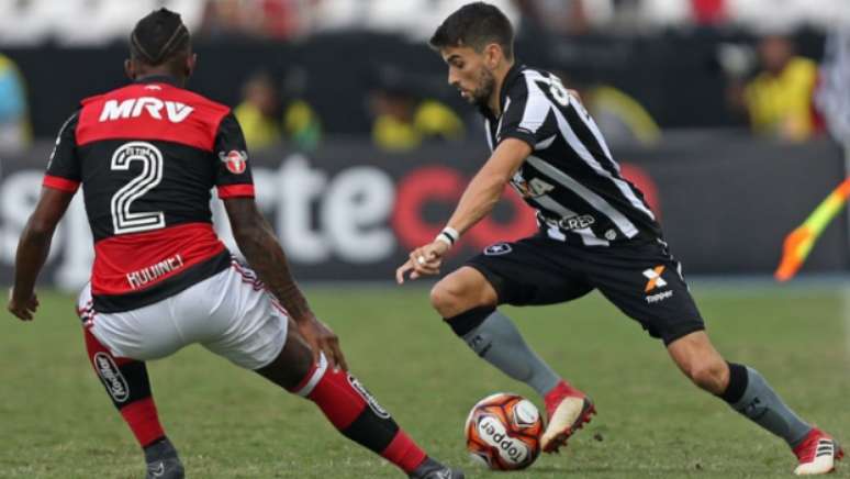 Rodrigo Pimpão contra o Flamengo