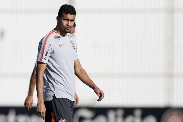 Aos 19 anos, Léo Santos é titular da zaga do Corinthians (Foto: Marco Galvão/Fotoarena Agência Lancepress!)