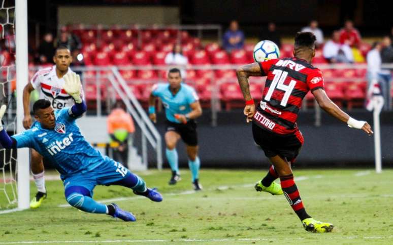 Chance perdida no fim do jogo chateou Vitinho, afirmou Rodinei (Foto: Marcello Fim/Ofotografico)