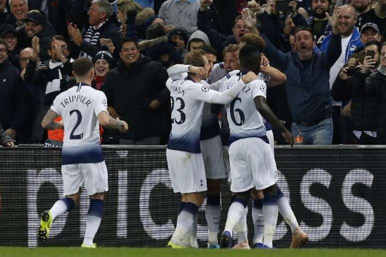 Kane comemora o seu segundo gol na partida (Foto: Ian Kington / AFP)