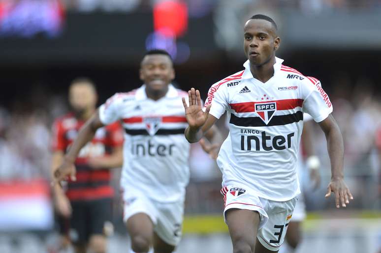 Helinho comemora seu gol pelo São Paulo na estreia entre os profissionais no empate em 2 a 2 com o Flamengo no Campeonato Brasileiro de 2018