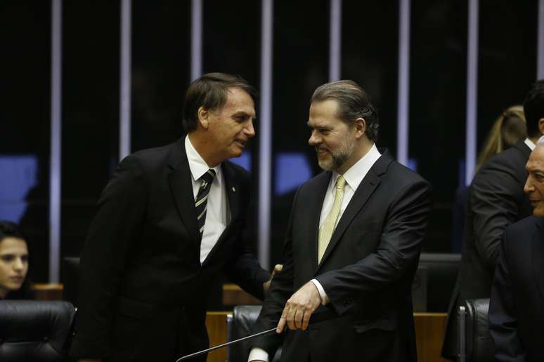 O presidente eleito Jair Bolsonaro (PSL)(e), e o presidente do Supremo Tribunal Federal (STF), ministro Dias Toffoli, durante sessão especial realizada no Congresso Nacional, em Brasília, para celebrar os 30 anos da Constituição, nesta terça-feira, 06. 