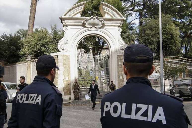 Policiais italianos em frente à nunciatura apostólica em Roma