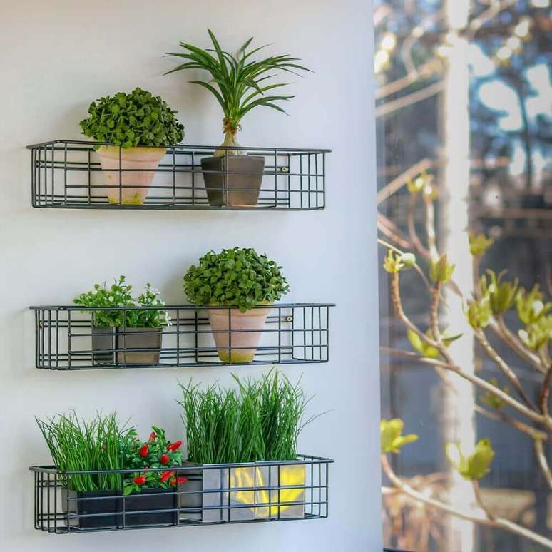 9. Decora&ccedil;&atilde;o de varanda com cesto aramado como suporte para pequenos vasos de plantas &ndash; Foto: PicBubble