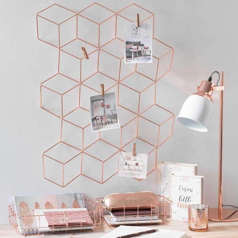 20. Decoração de área de trabalho com aramado em rose gold, super moderno e delicado – Foto: Interior4Design