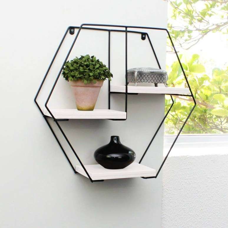 21. O nicho aramado é muito utilizado para decorar varandas com pequenos vasos de plantas – Foto: Pinterest