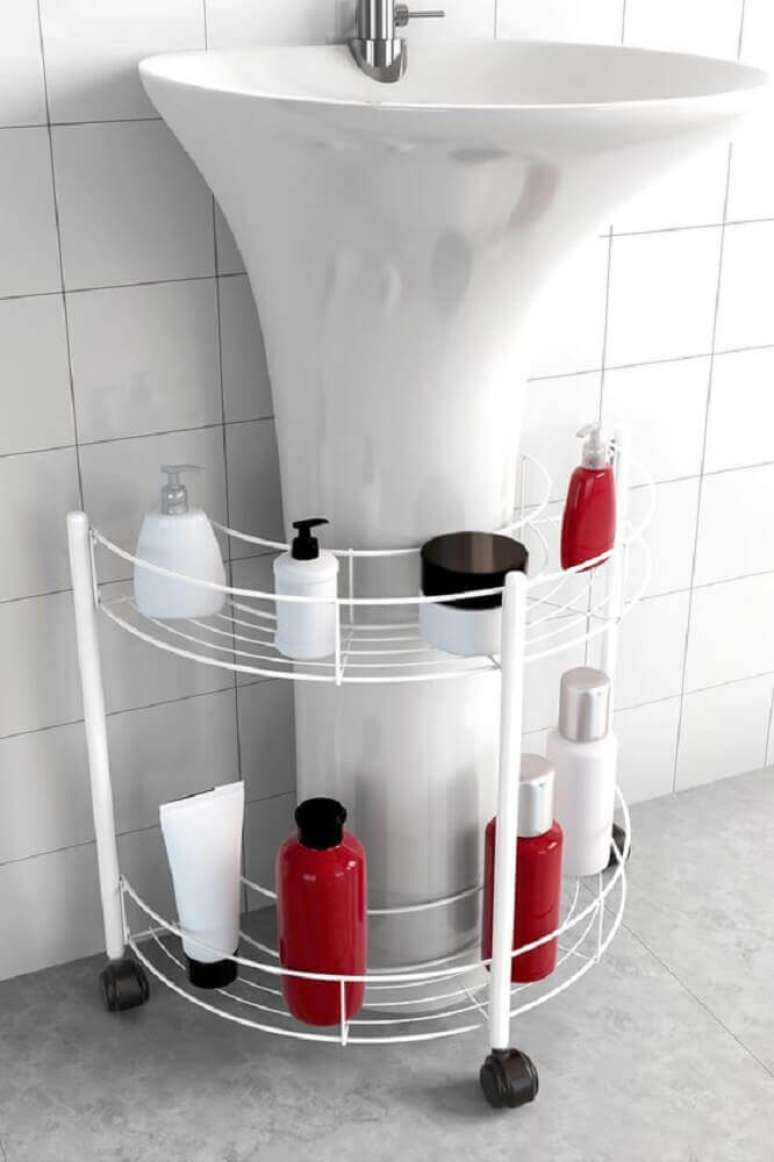 27. Já pensou em investir em um modelo de estante aramada feita especialmente para a organização do seu banheiro? – Foto: Pinterest