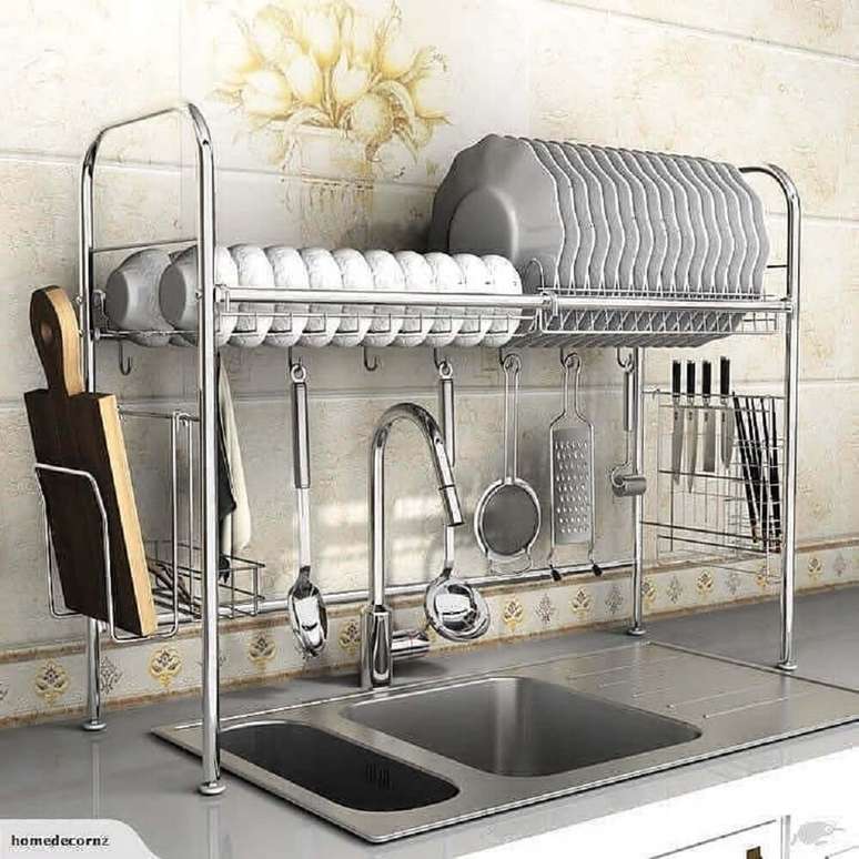 29. O aramado cozinha &eacute; um dos itens mais tradicionais para manter esse ambiente sempre bem organizado &ndash; Foto: Zozu