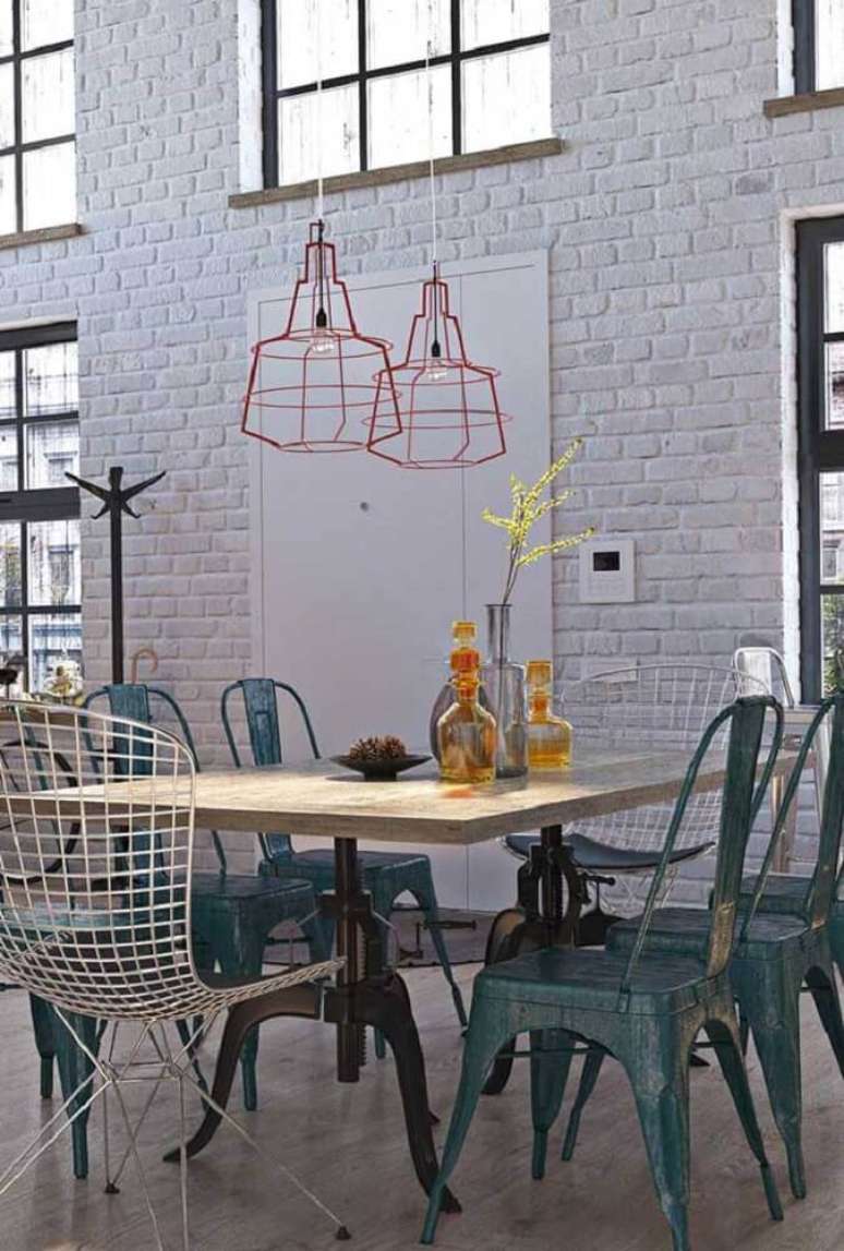 35. Decoração com estilo industrial para sala de jantar com pendente aramado vermelho e parede de tijolinho branco – Foto: Pinterest