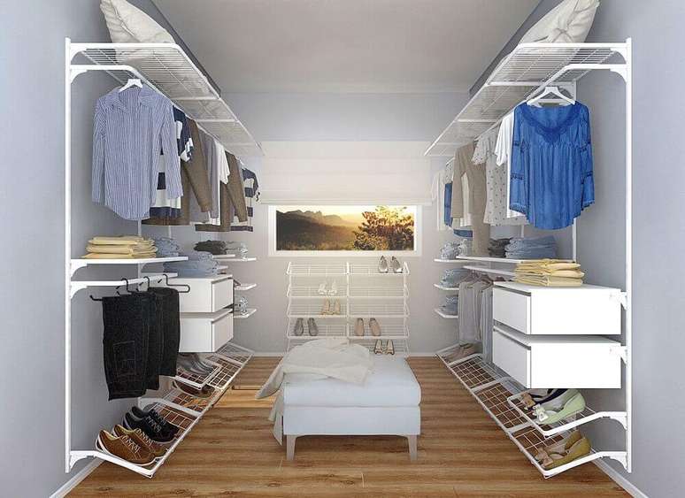 38. Decoração para closet aramado com piso de madeira e puff cinza – Foto: MMF Expositores