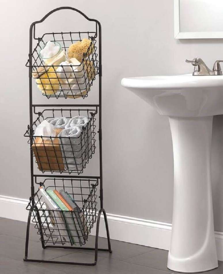 5. Modelo de estante aramado com utilidades domésticas para organizar e decorar banheiro – Foto: WIRE Center
