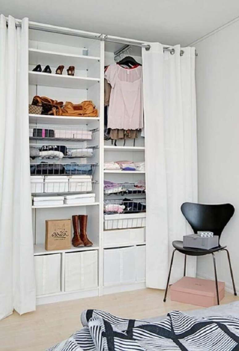8. Use cortinas caso n&atilde;o queria deixar suas roupas sempre &agrave; mostra no closet aramado &ndash; Foto Wohndesign