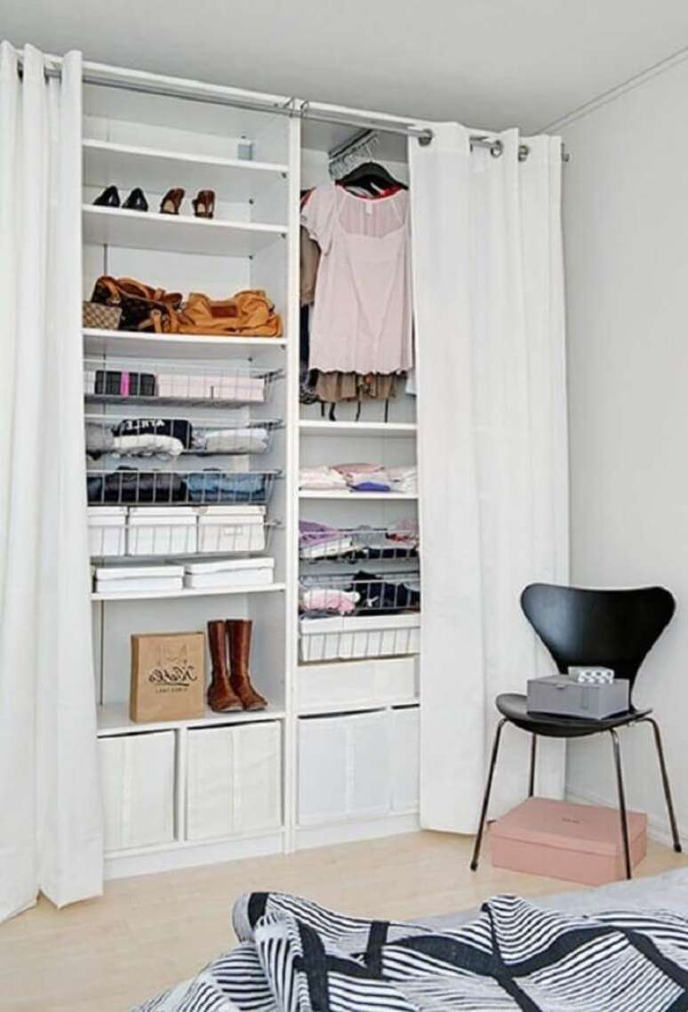 8. Use cortinas caso não queria deixar suas roupas sempre à mostra no closet aramado – Foto Wohndesign