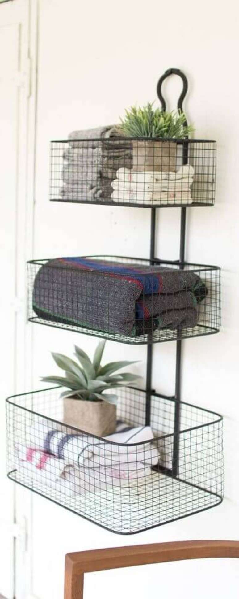 53. O cesto aramado pode compor decora&ccedil;&otilde;es super delicadas &ndash; Foto: Shelves Design