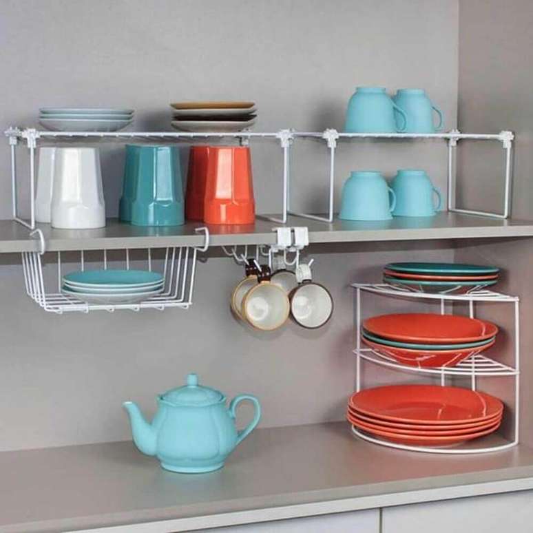 56. Utilize aramado para manter o seu armário de cozinha sempre bem organizado – Foto: Lala Moulati