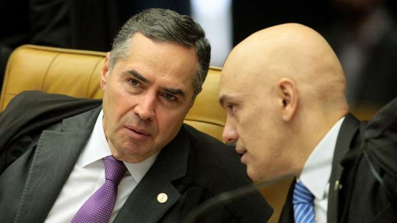 Os ministros Roberto Barroso (esq.) e Alexandre de Moraes