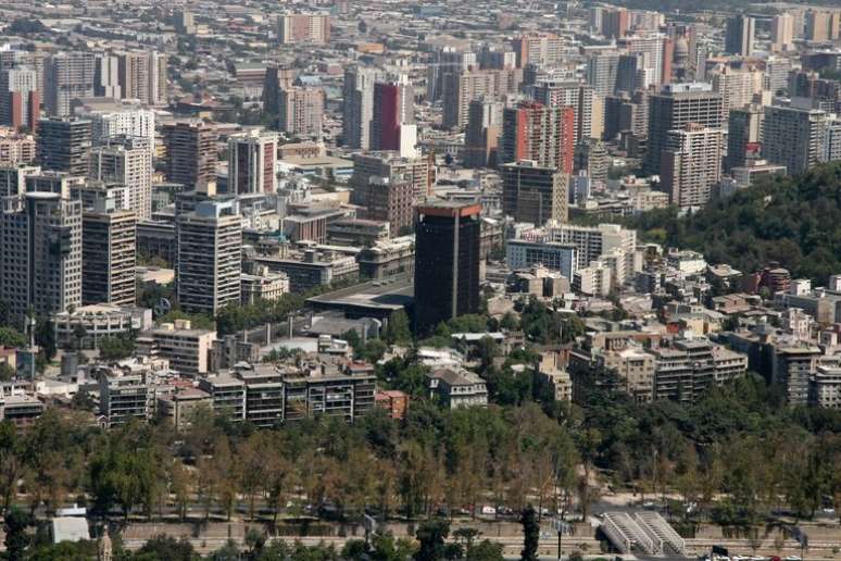 A atual história econômica do Chile começa no início dos anos 1980, quando abraçou o neoliberalismo durante a ditadura do general do Exército Augusto Pinochet (1915-2006)