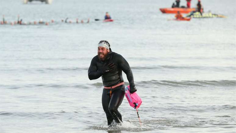 Edgley passou 157 dias nadando para completar uma travessia de 3 mil km