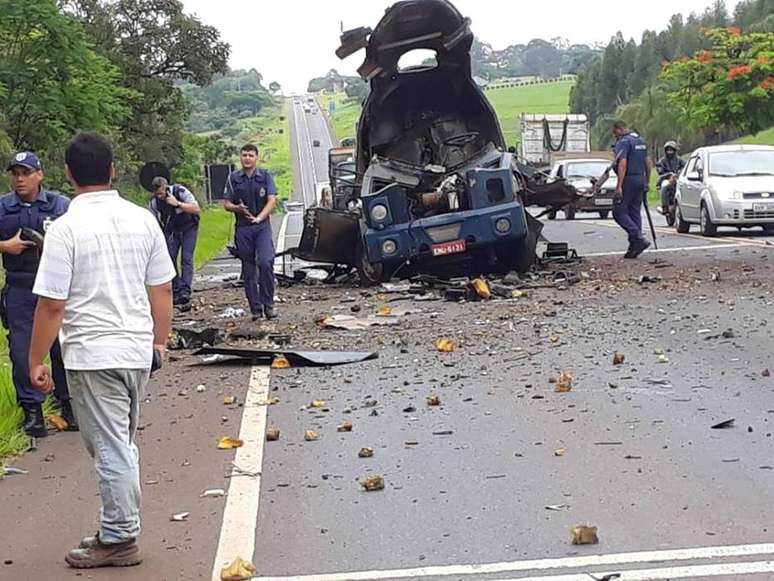 Veículo atacado pela quadrilha na rodovia Abrão Assed (SP-333), em Cajuru, ficou completamente destruído
