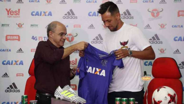 Diego Alves e Bandeira de Mello: camisa 1 foi um dos grandes reforços da gestão (Foto: Gilvan de Souza / Flamengo)