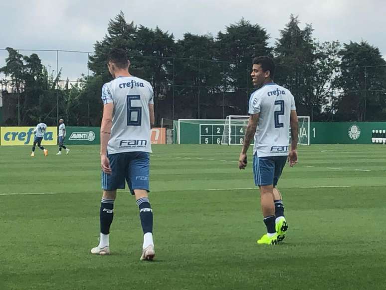 Diogo Barbosa e Marcos Rocha, utilizando faixas na panturrilha direita, participaram do aquecimento (Thiago Ferri)