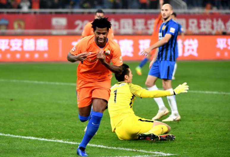 Gil fez o terceiro gol sobre o Jiangsu Suning (Foto: Divulgação / Shandong Luneng)