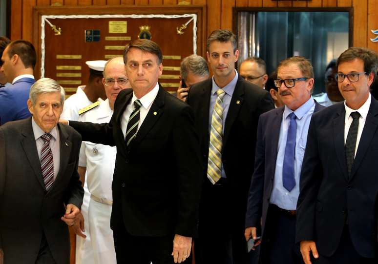 Presidente eleito, Jair Bolsonaro (PSL), após sair do Comando da Marinha, em Brasília, nesta terça-feira (06/11/2018)
